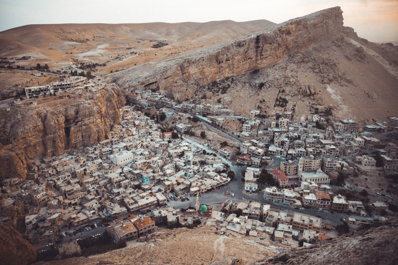 Vogelperspektive der Stadt Maaloula in Syrien im Gebirge